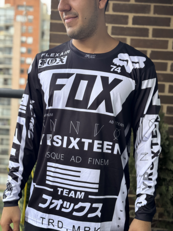 Jersey buzo fox AAA hombre modelo - Image 10